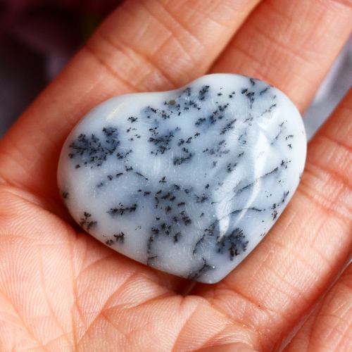 Дендроопал (дендритовый опал) в форме сердца
