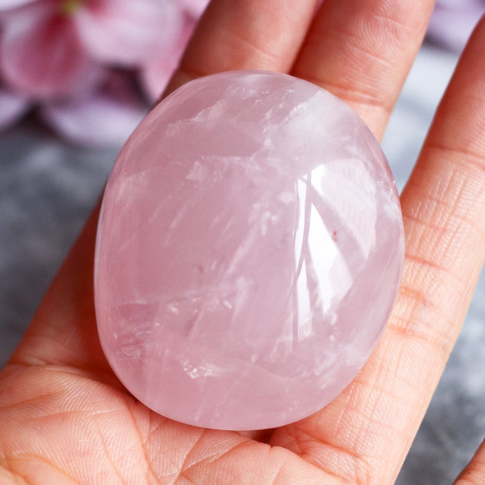 Розовый кварц в форме гальки