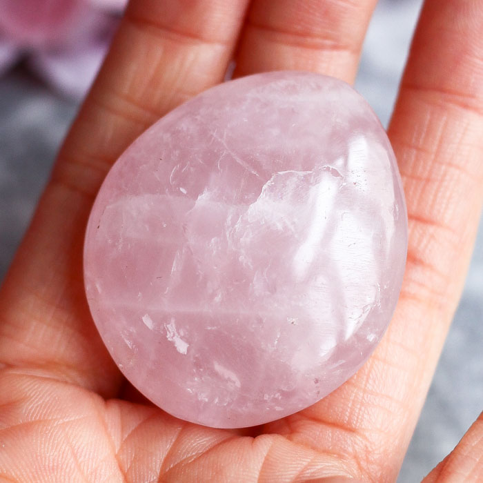 Розовый кварц в форме гальки