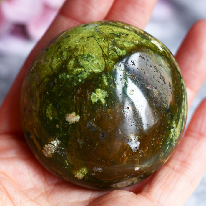 Зеленый опал в форме гальки