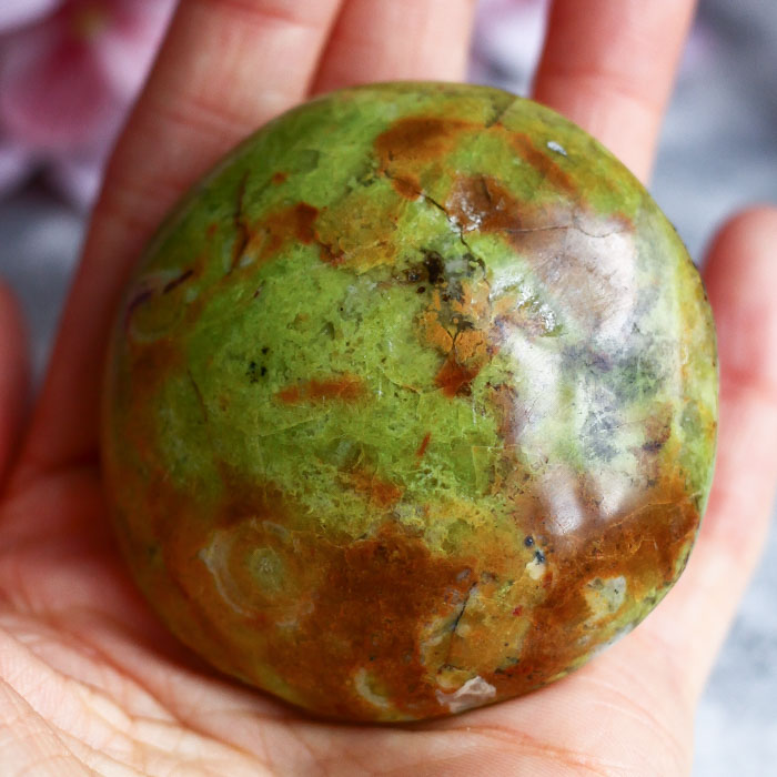 Зеленый опал в форме гальки