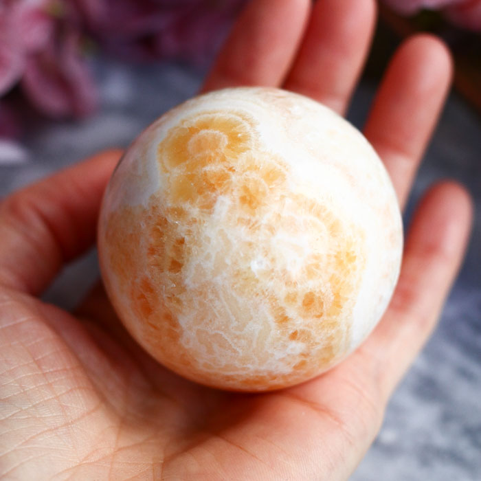 Апельсиновый кальцит в форме шара