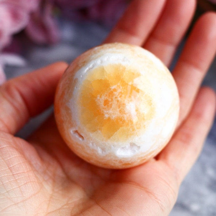 Апельсиновый кальцит в форме шара