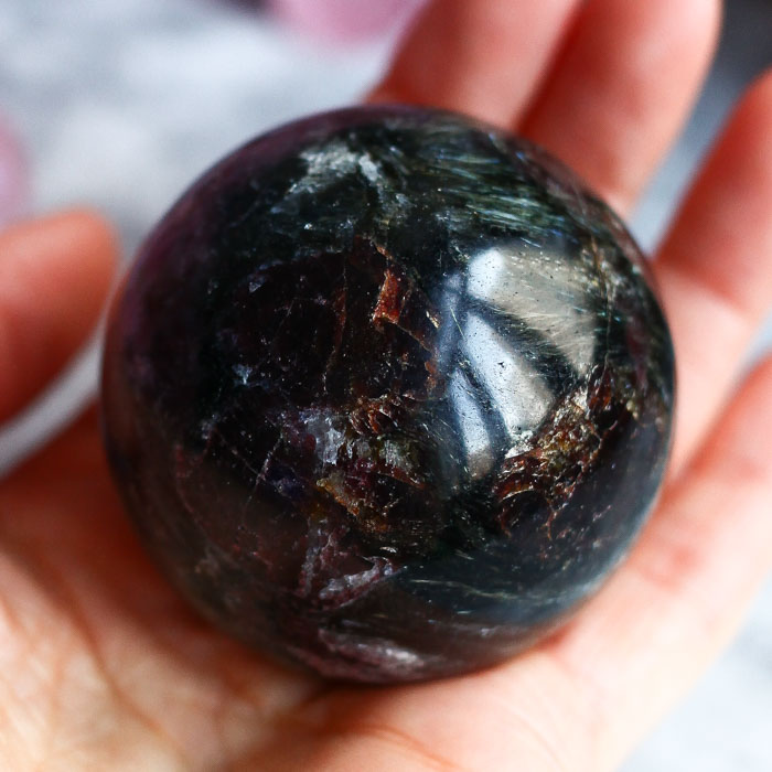 Красный гранат (альмандин) в антофиллит-жедрите в форме шара