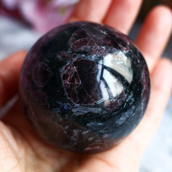 Красный гранат (альмандин) в антофиллит-жедрите в форме шара