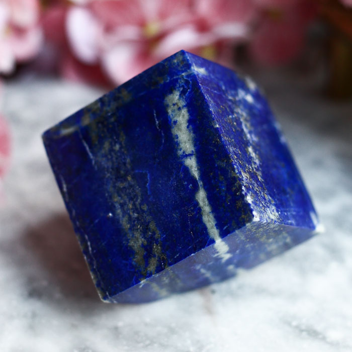 Лазурит в форме куба со скошенным углом