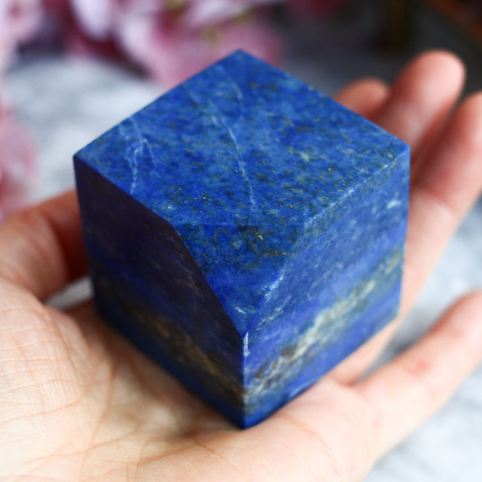 Лазурит в форме куба со скошенным углом