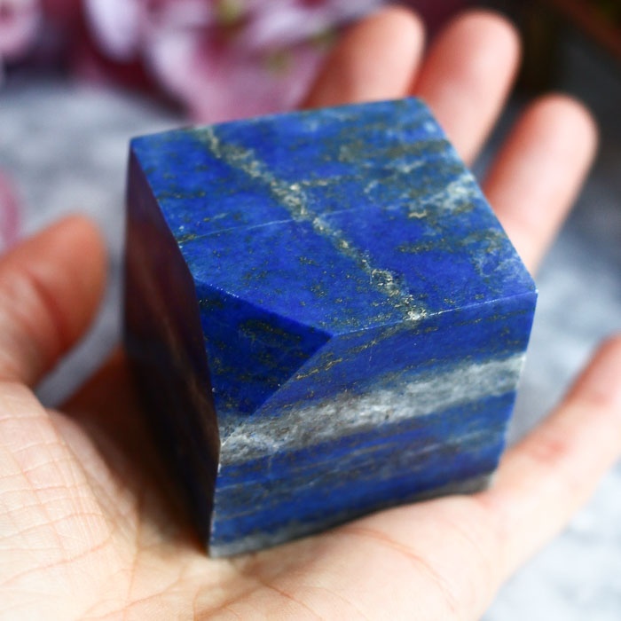 Лазурит в форме куба со скошенным углом