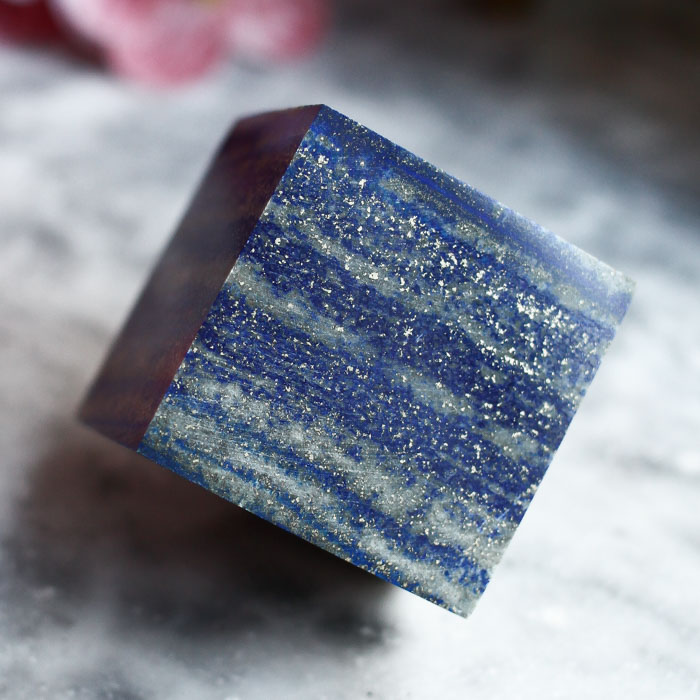 Лазурит в форме куба со скошенным углом