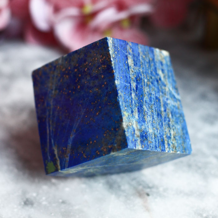 Лазурит в форме куба со скошенным углом