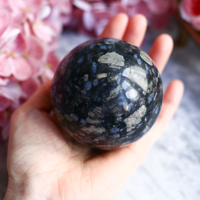 Лланит (риолит-порфир) в форме шара
