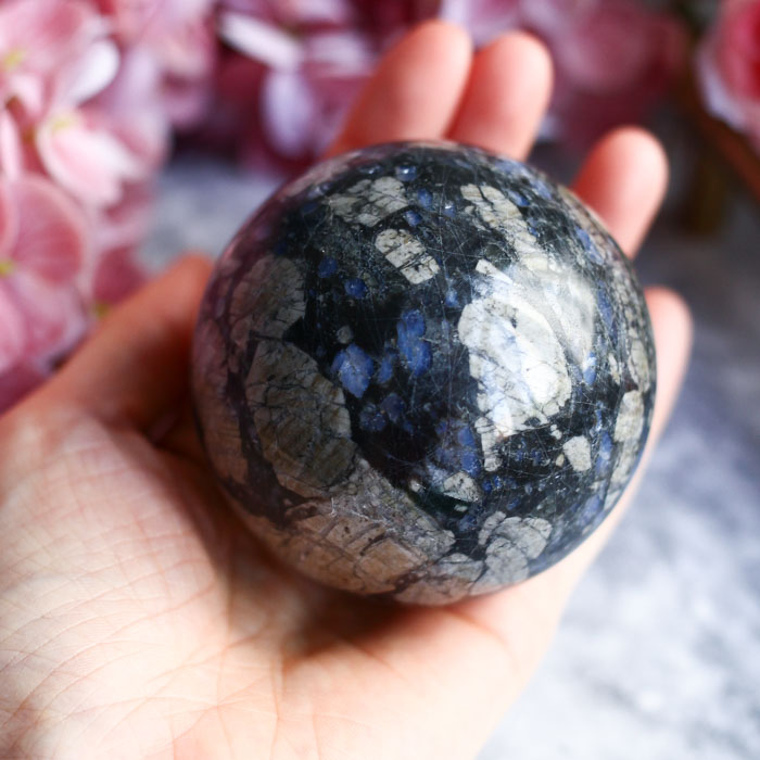 Лланит (риолит-порфир) в форме шара