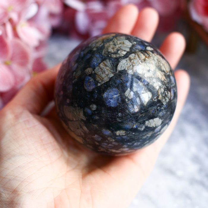 Лланит (риолит-порфир) в форме шара