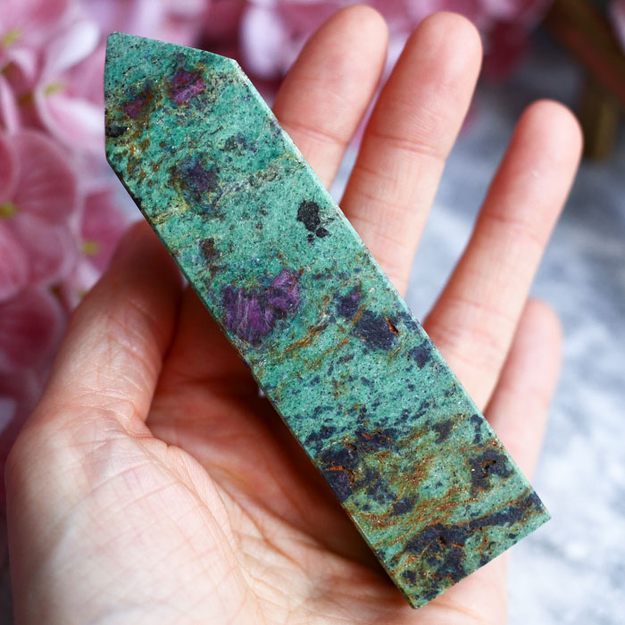 Фуксит с красным корундом в форме кристалла-генератора