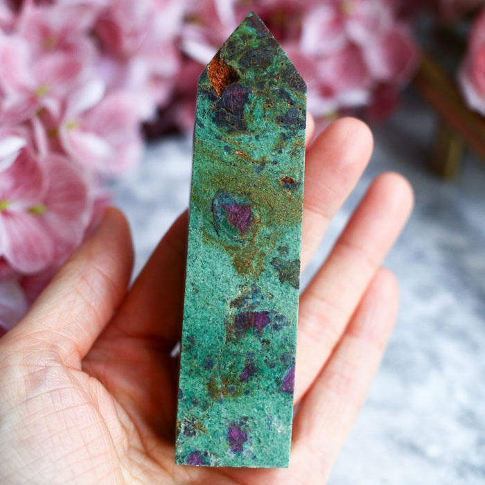 Фуксит с красным корундом в форме кристалла-генератора