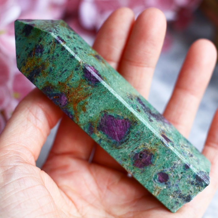 Фуксит с красным корундом в форме кристалла-генератора