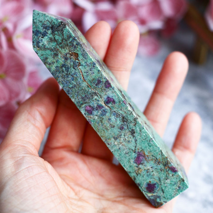 Фуксит с красным корундом в форме кристалла-генератора