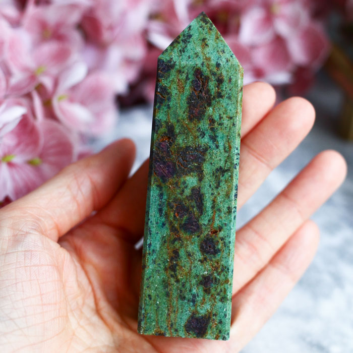 Фуксит с красным корундом в форме кристалла-генератора