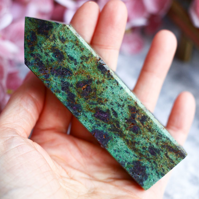 Фуксит с красным корундом в форме кристалла-генератора