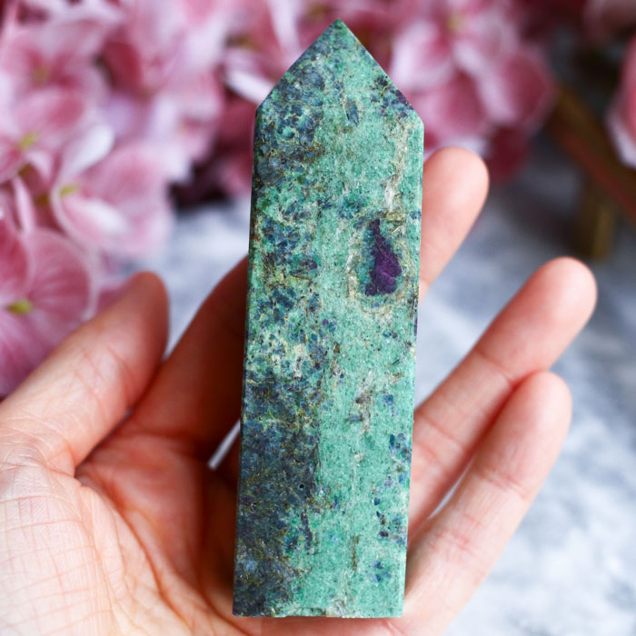 Фуксит с красным корундом в форме кристалла-генератора