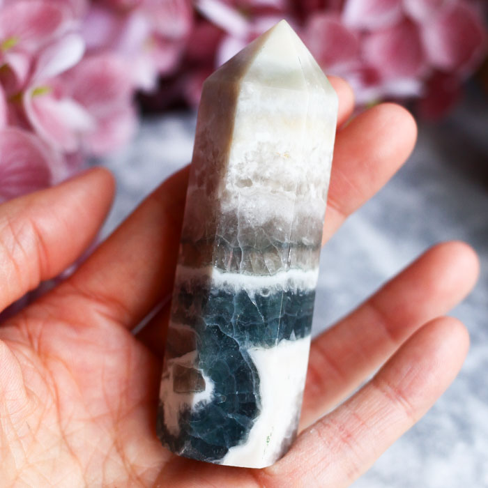 Флюорит в породе в форме кристалла-генератора