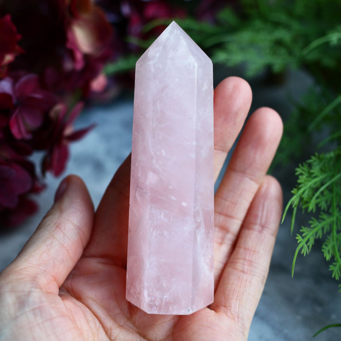 Розовый кварц в форме кристалла-генератора