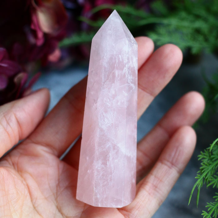 Розовый кварц в форме кристалла-генератора