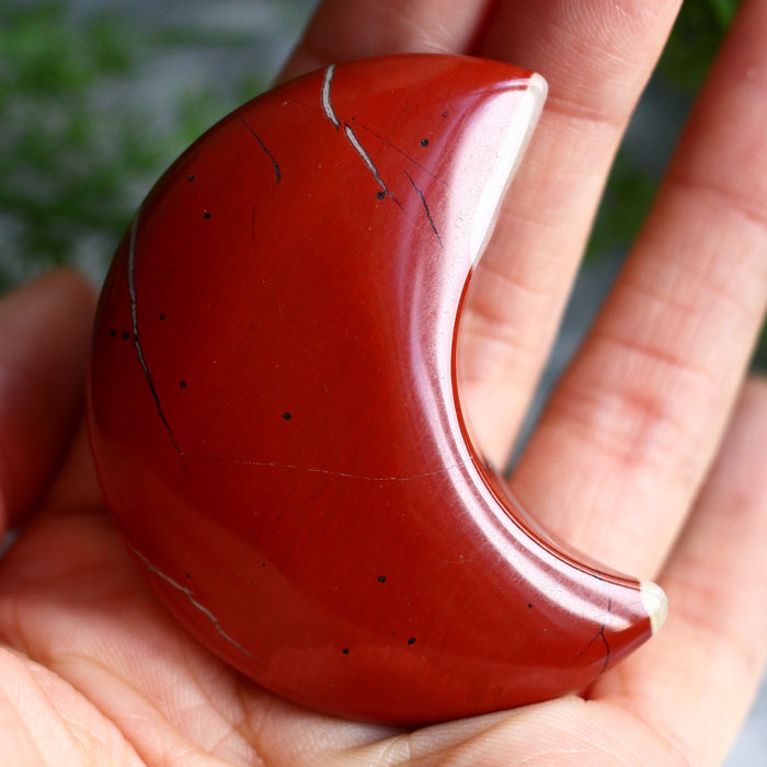 Красная яшма в форме полумесяца