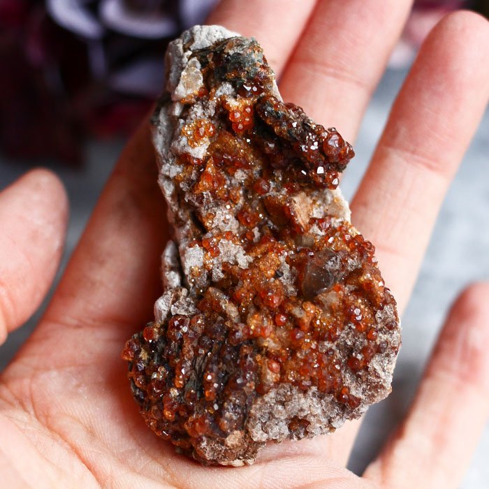 Гранат спессартин на породе