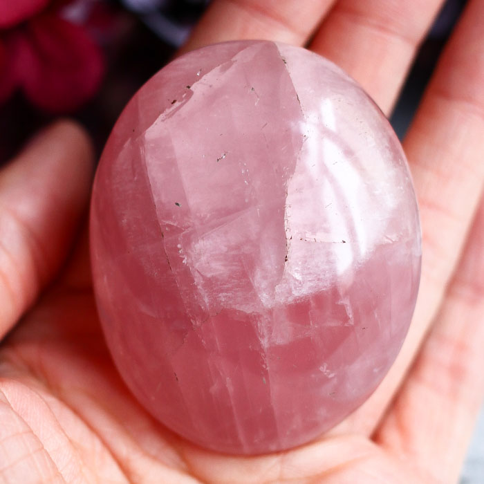 Розовый кварц в форме гальки