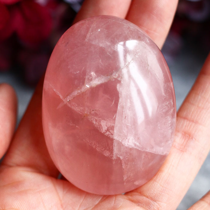 Розовый кварц в форме гальки