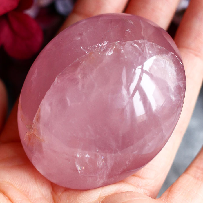 Розовый кварц в форме гальки