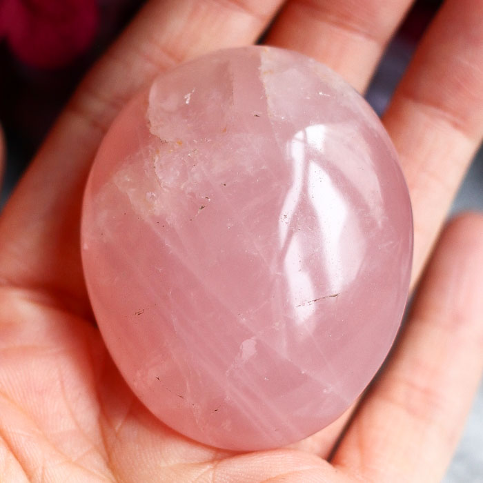 Розовый кварц в форме гальки