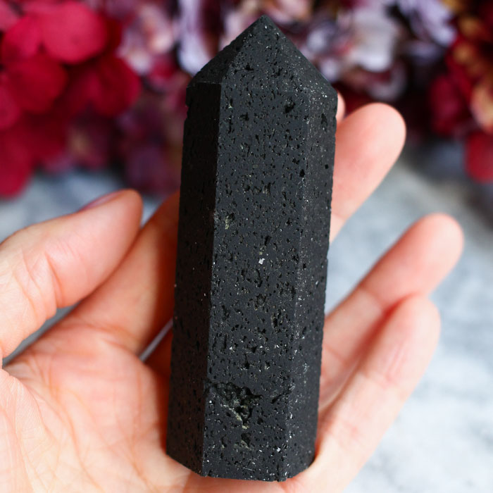 Вулканическая лава в форме кристалла-генератора