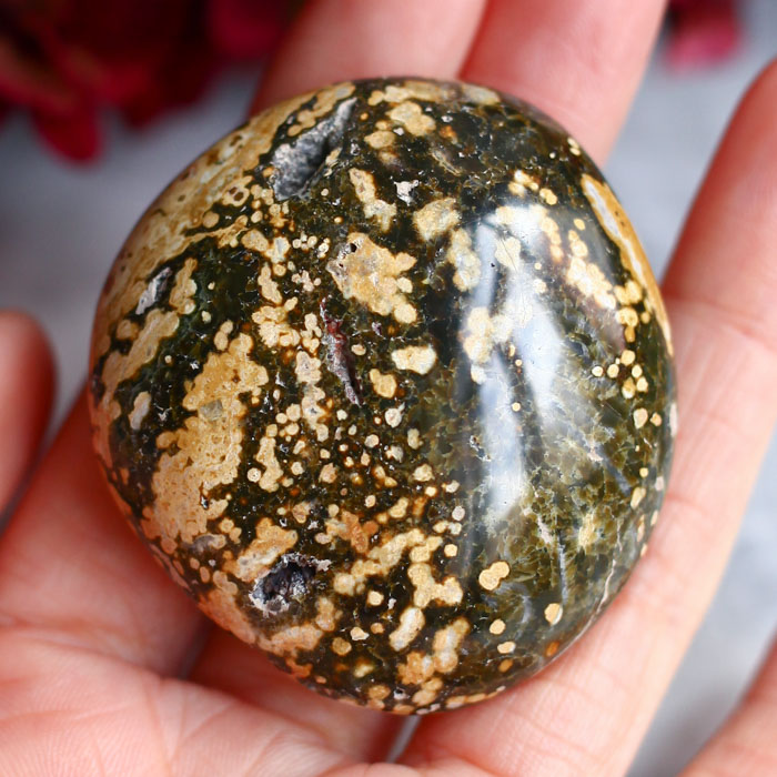 Океаническая яшма в форме гальки