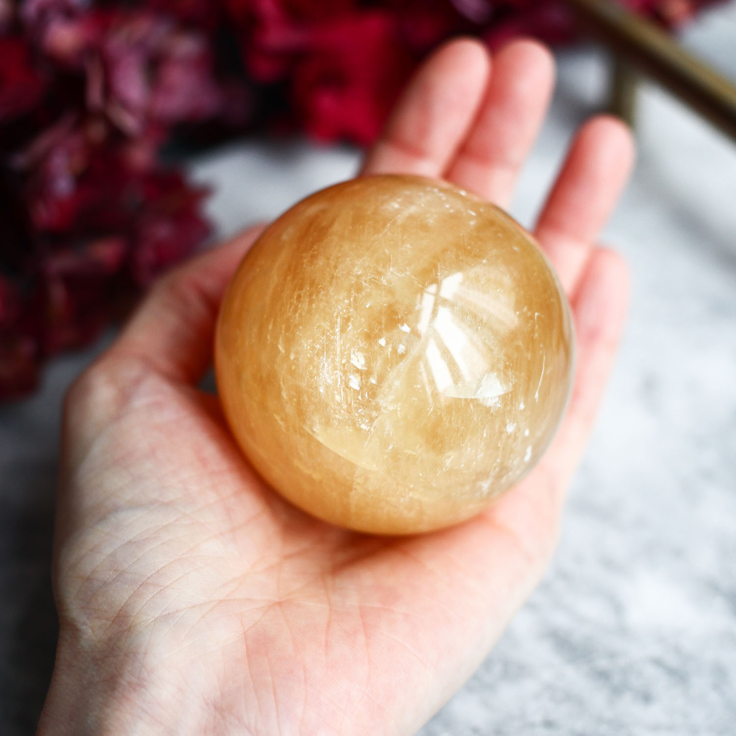 Медовый исландский шпат (оптический кальцит) в форме шара