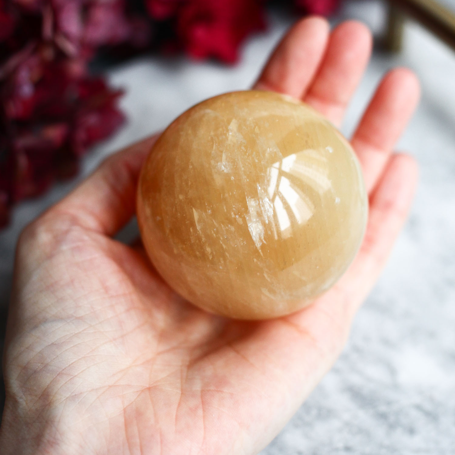 Медовый исландский шпат (оптический кальцит) в форме шара