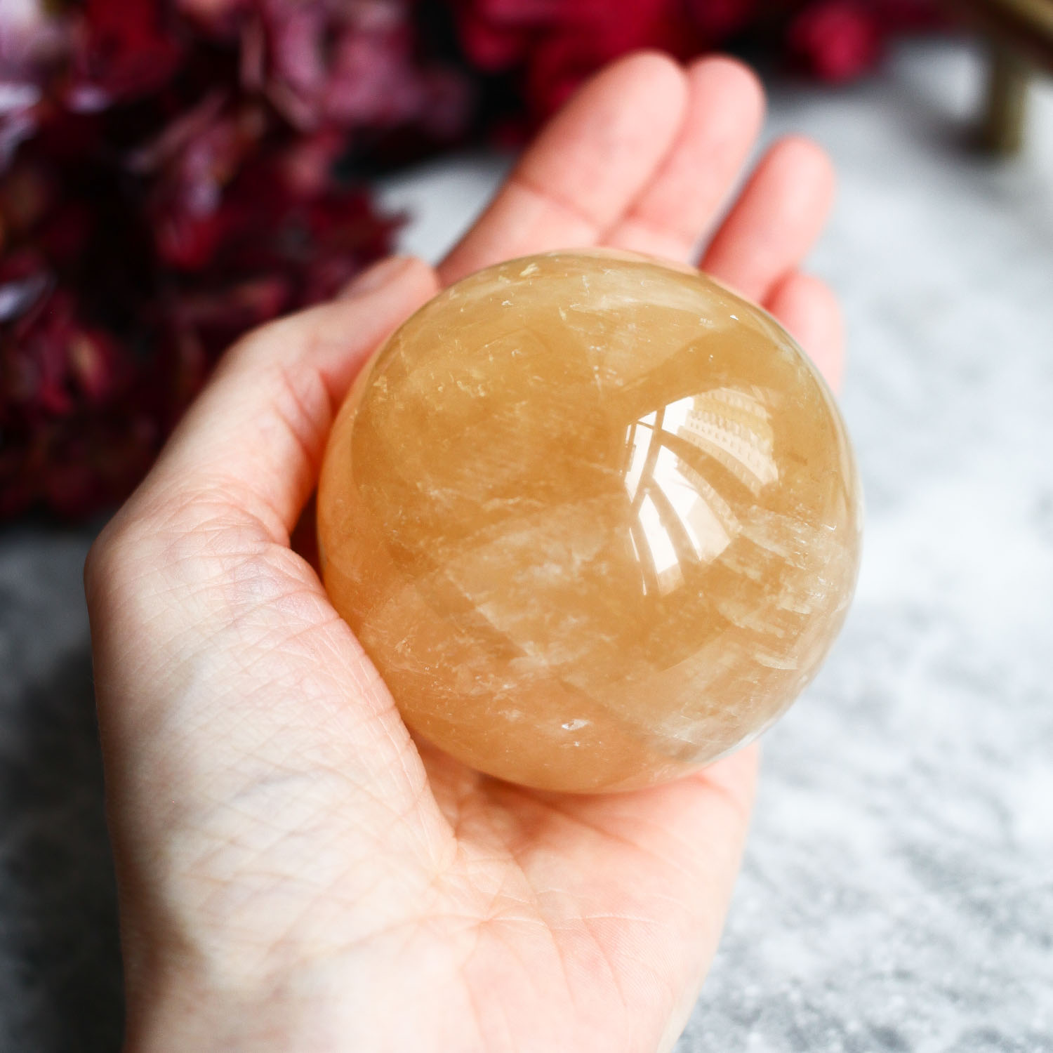 Медовый исландский шпат (оптический кальцит) в форме шара