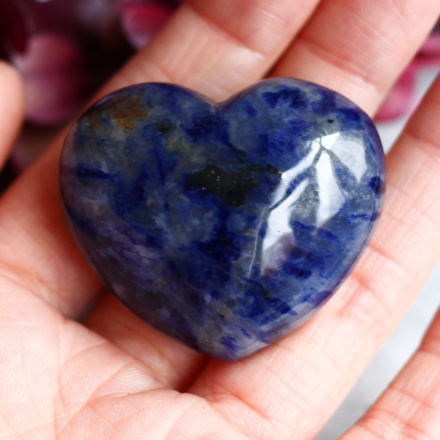 Содалит в форме сердца