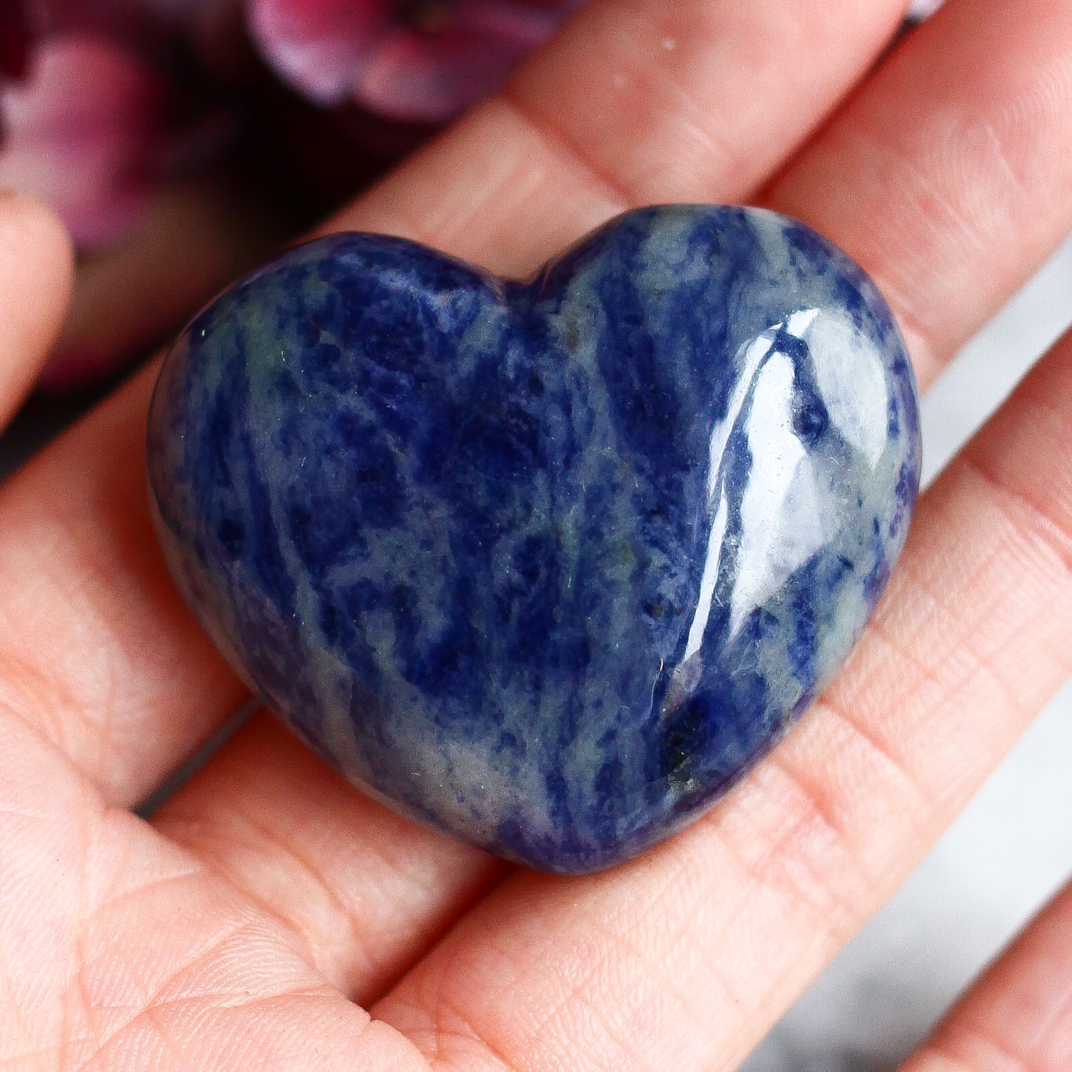 Содалит в форме сердца