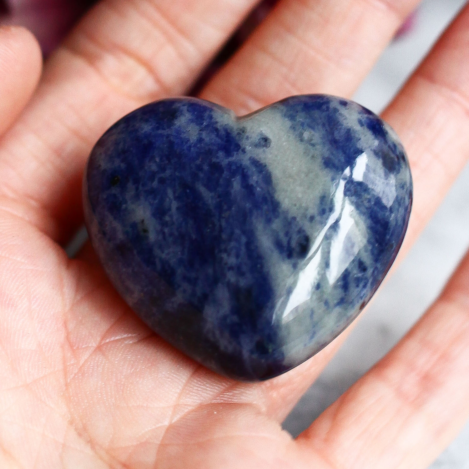 Содалит в форме сердца