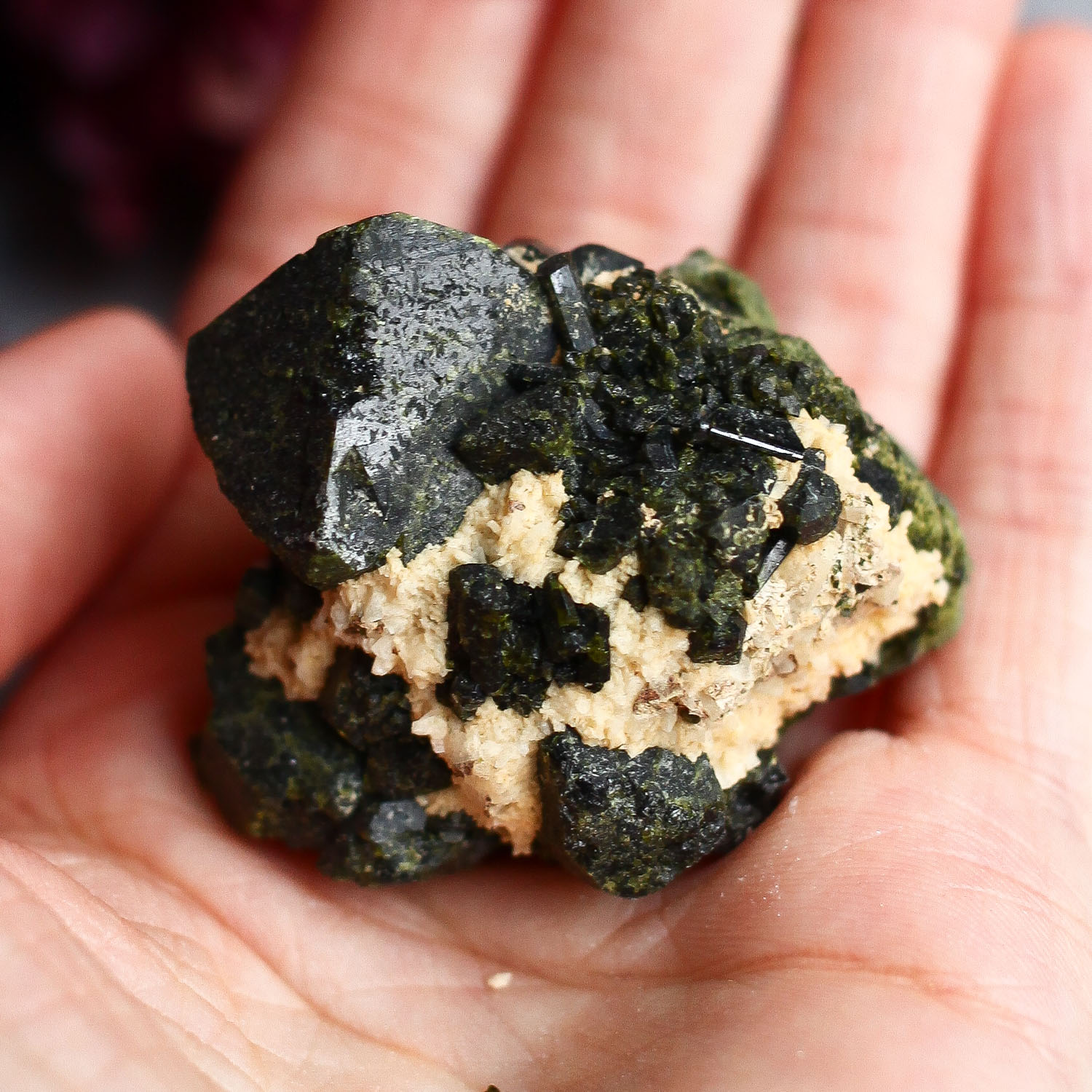 Эпидот (сросток кристаллов)