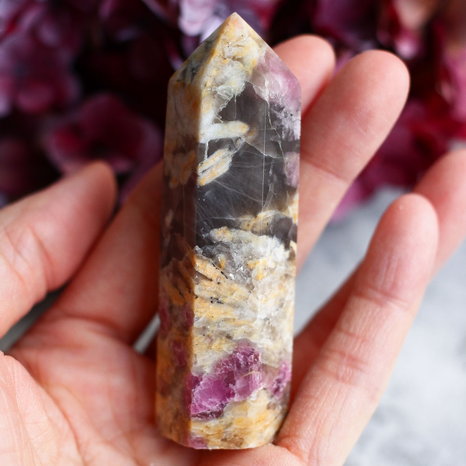 Розовый турмалин (рубеллит) в породе в форме кристалла-генератора