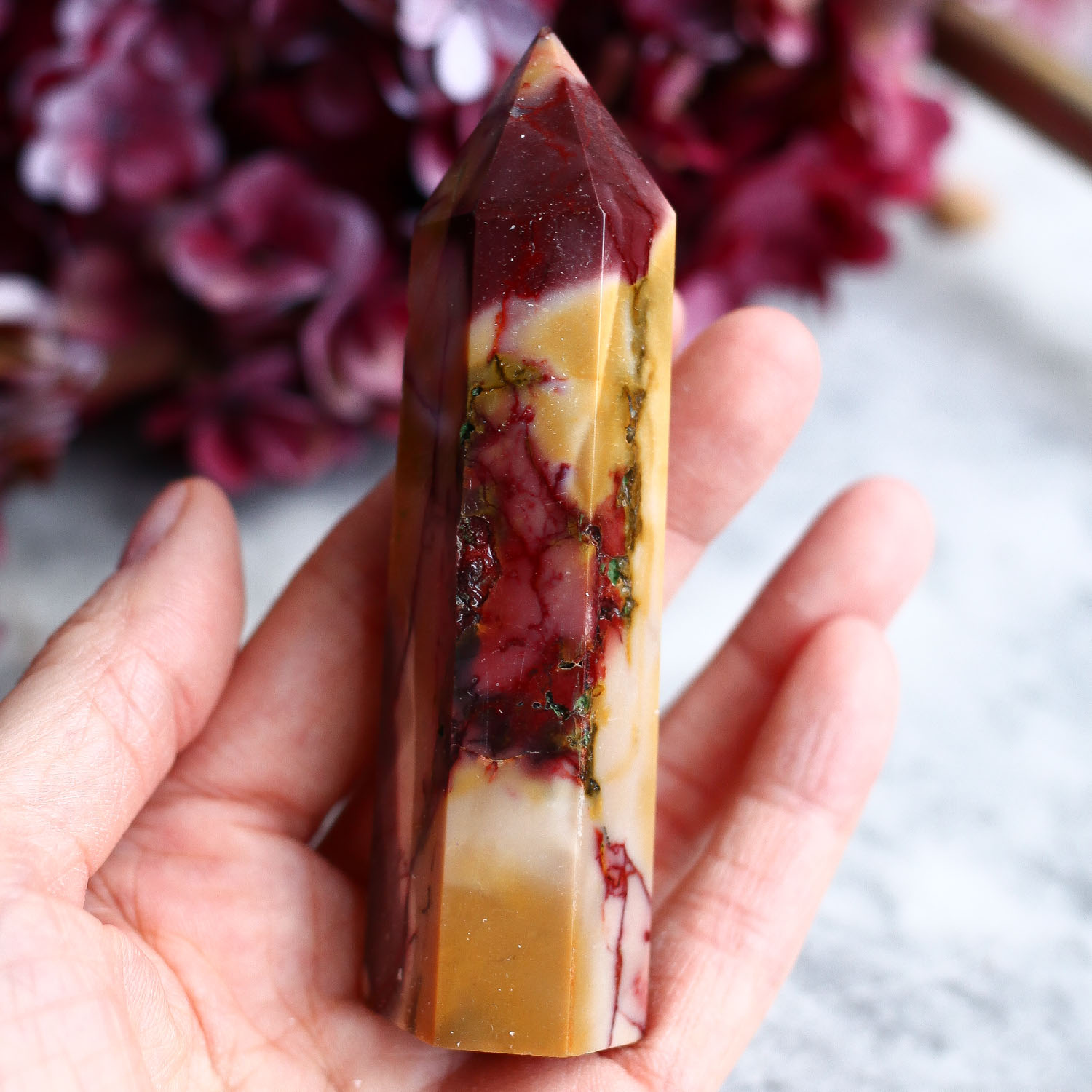 Мукаит в форме кристалла-генератора