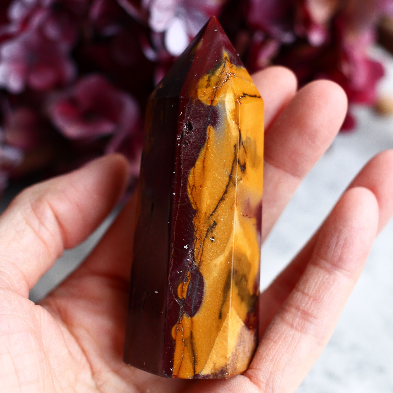 Мукаит в форме кристалла-генератора