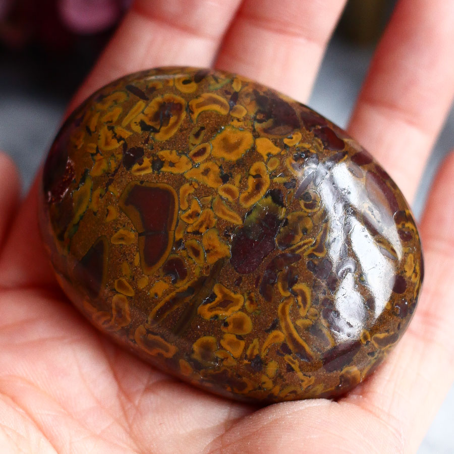 Фруктовая яшма в форме гальки (сабалгархский мрамор, яшма аджуба)