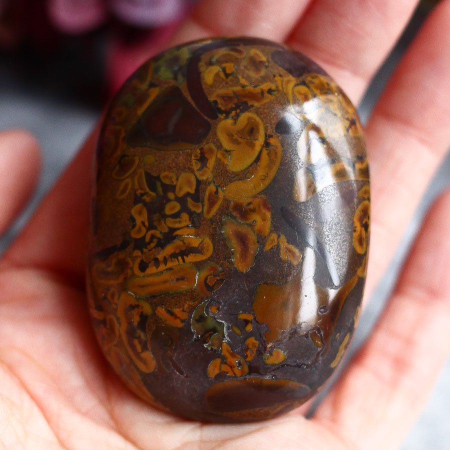 Фруктовая яшма в форме гальки (сабалгархский мрамор, яшма аджуба)