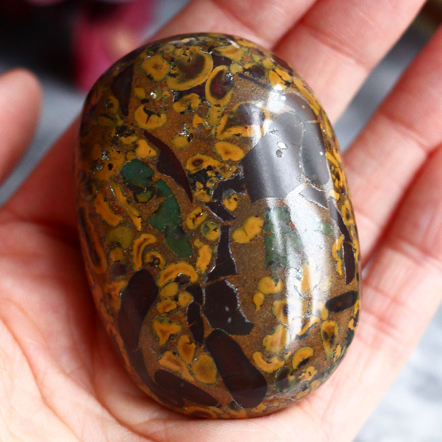 Фруктовая яшма в форме гальки (сабалгархский мрамор, яшма аджуба)
