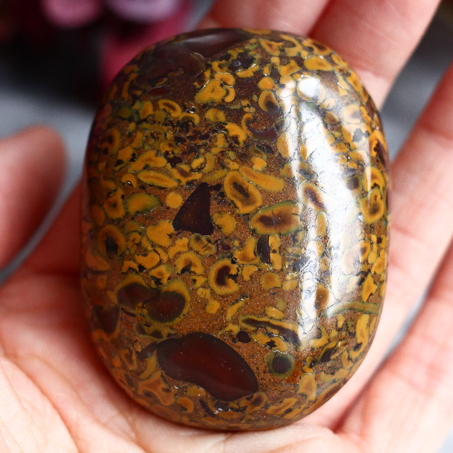 Фруктовая яшма в форме гальки (сабалгархский мрамор, яшма аджуба)