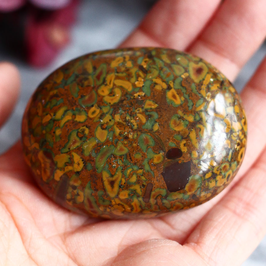 Фруктовая яшма в форме гальки (сабалгархский мрамор, яшма аджуба)